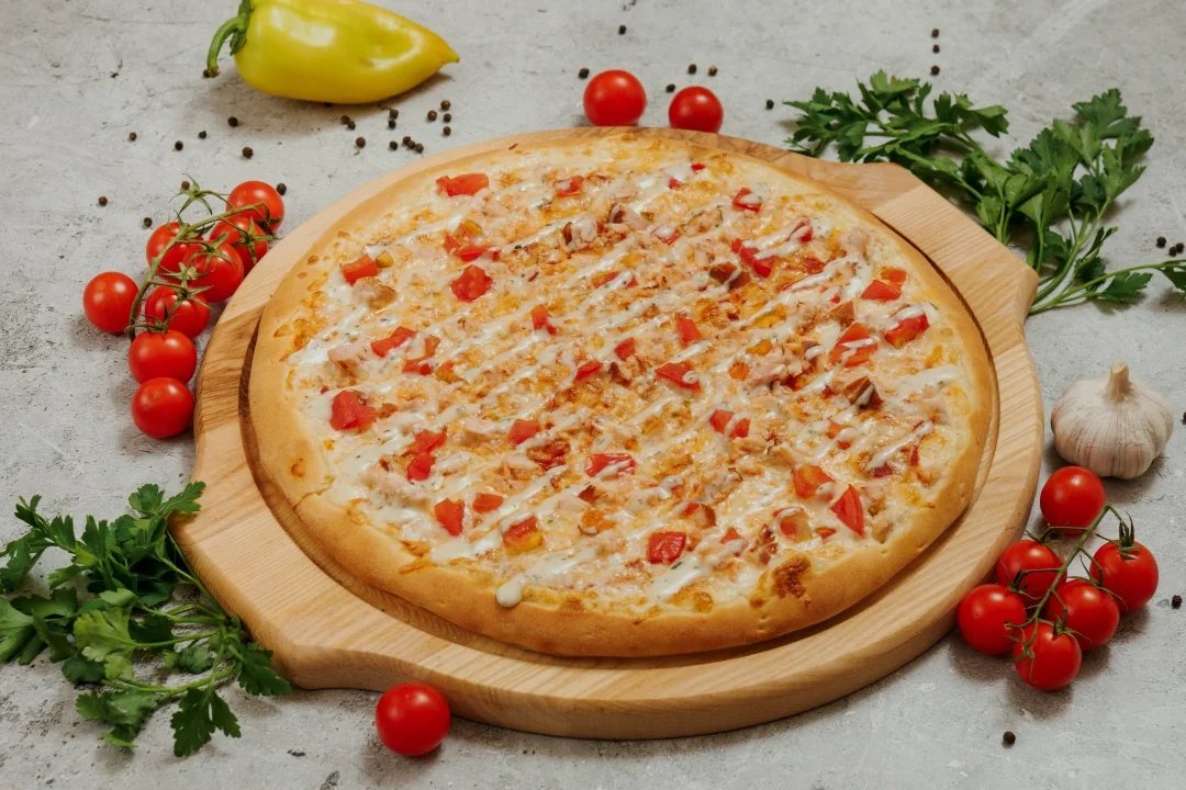 Пицца «Курица под чесночным соусом»
